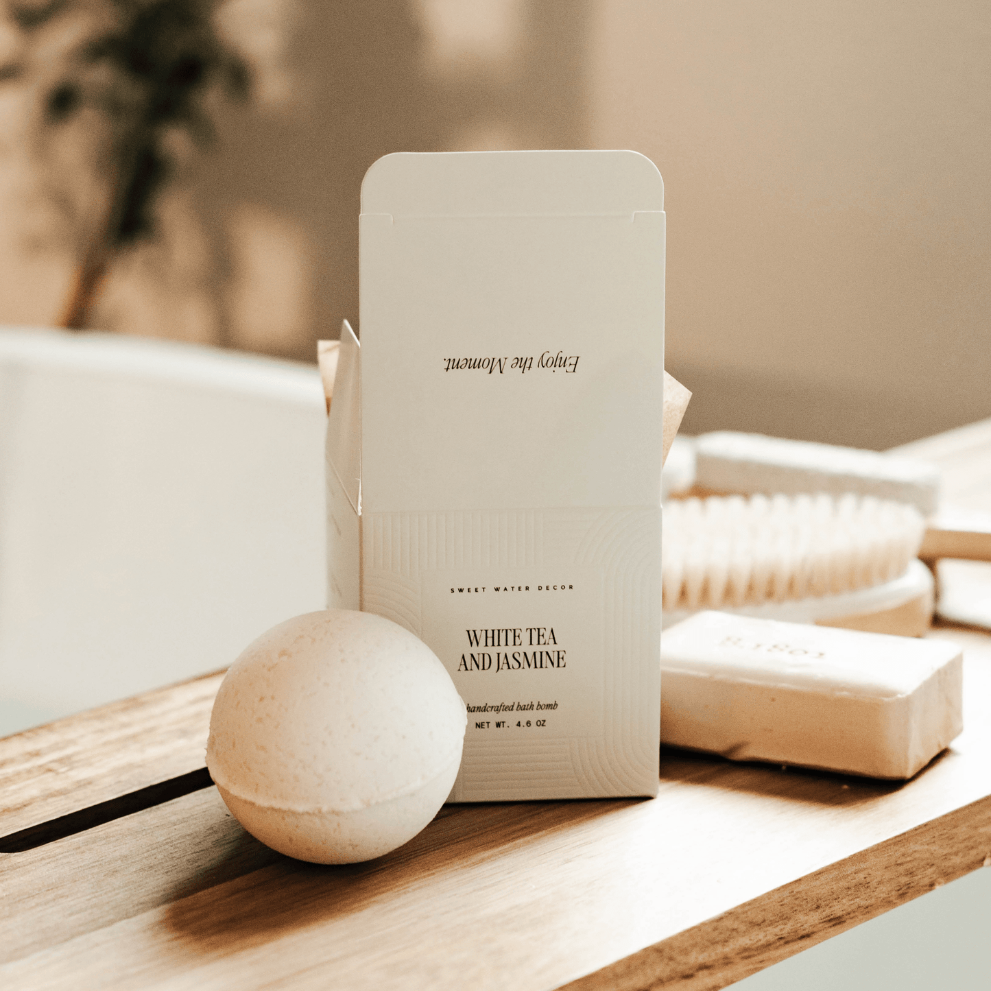 White Tea and Jasmine 4.6 oz Bath Bomb